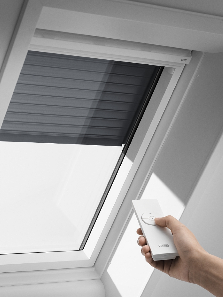Мансардное окно на солнечных батареях Velux
